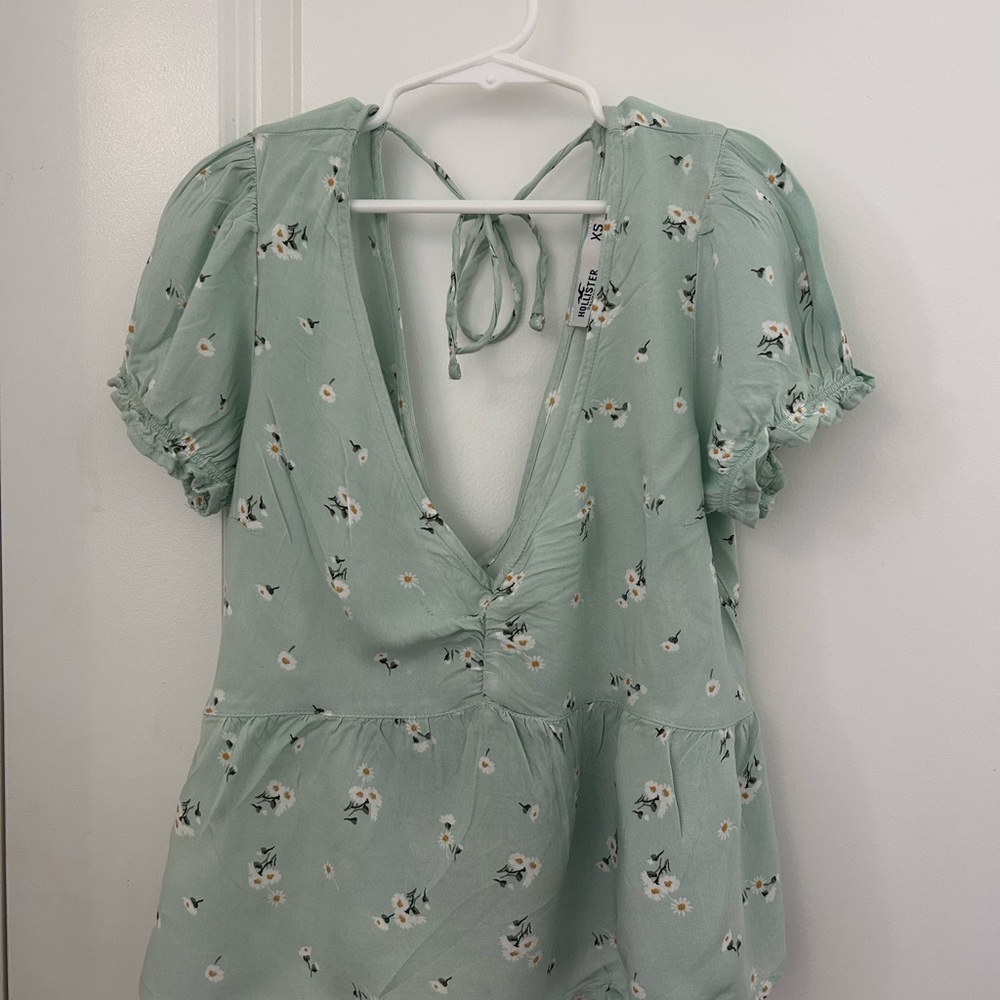 Hollister Sage Green Floral V-Neck Tie-Back Blouse